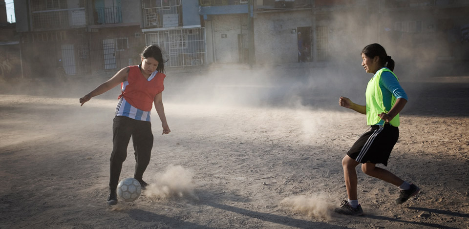 Chicas jugando al fútbol