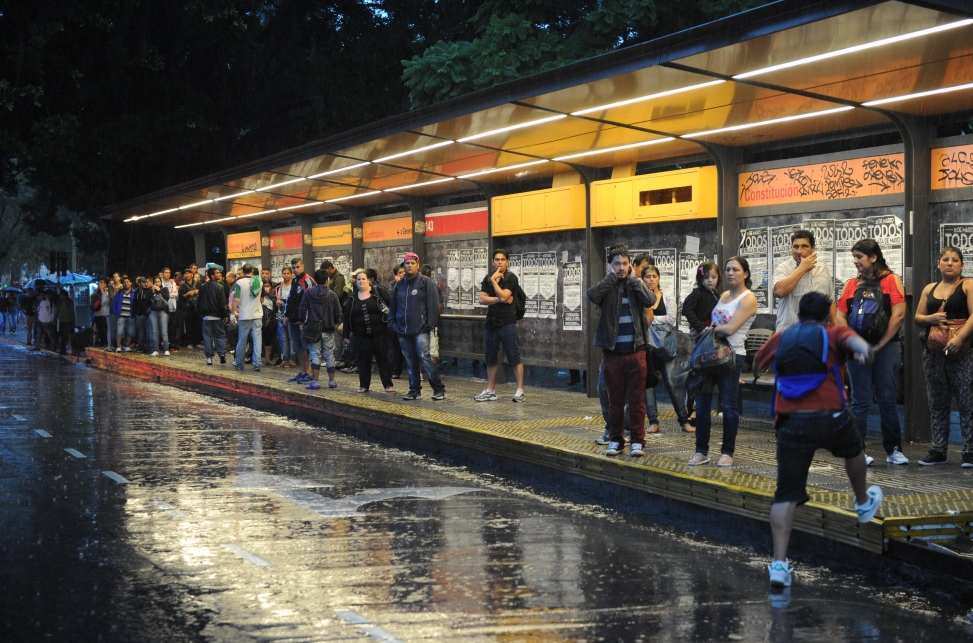 Alumnos esperan colectivos