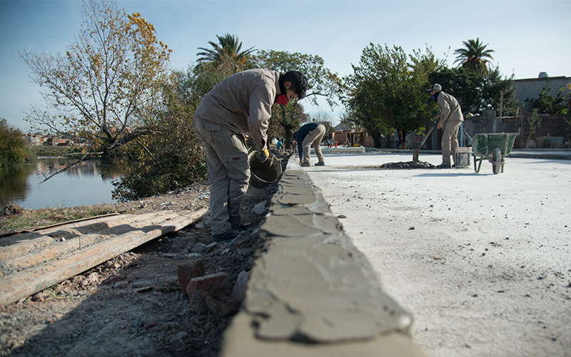 personas construyendo