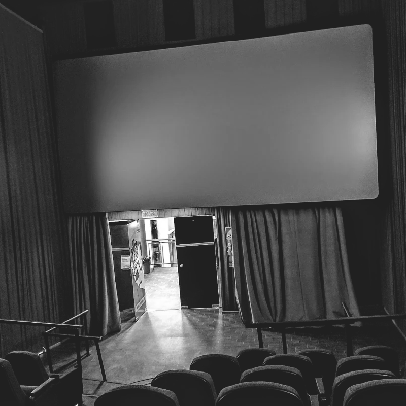 Foto en blanco y negro del cine CPM, CABA