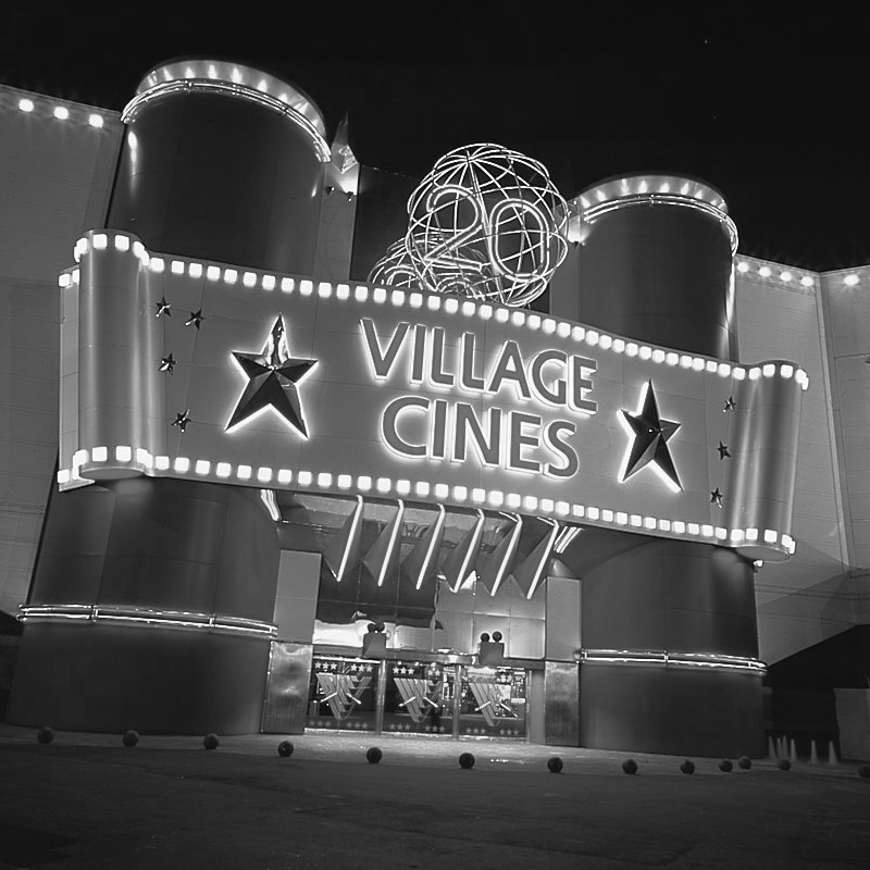 Foto en blanco y negro del cine Village, Mendoza