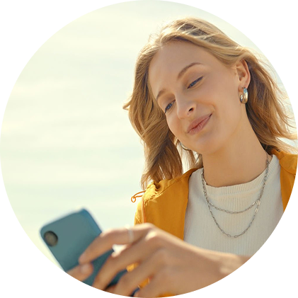 Foto de usuario de Lara Perez: Una mujer sonriendo mirando a su celular