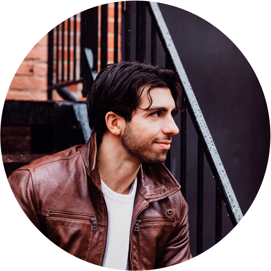 Foto de usuario 2: un joven sentado en unas escaleras riendo