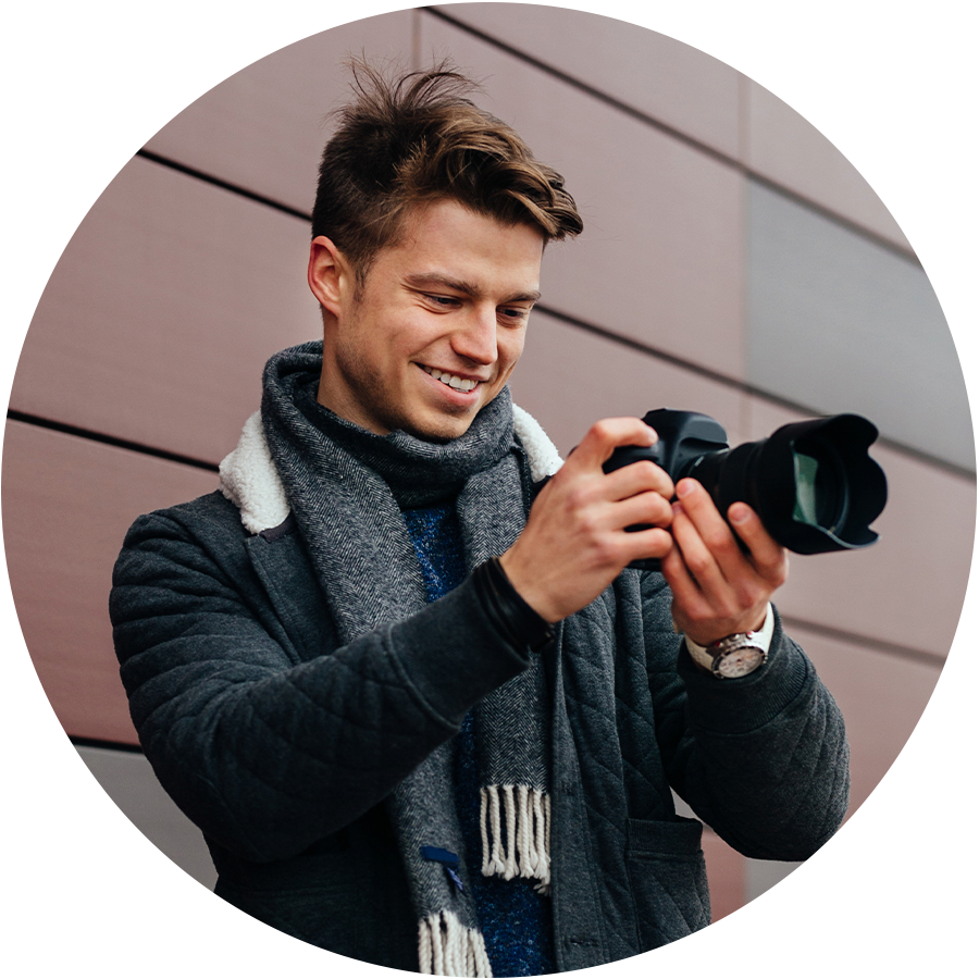 Foto de usuario 3: un hombre usando una cámara