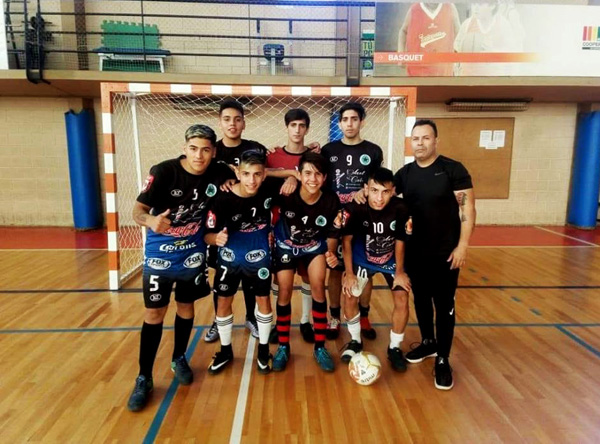 chicos en el club